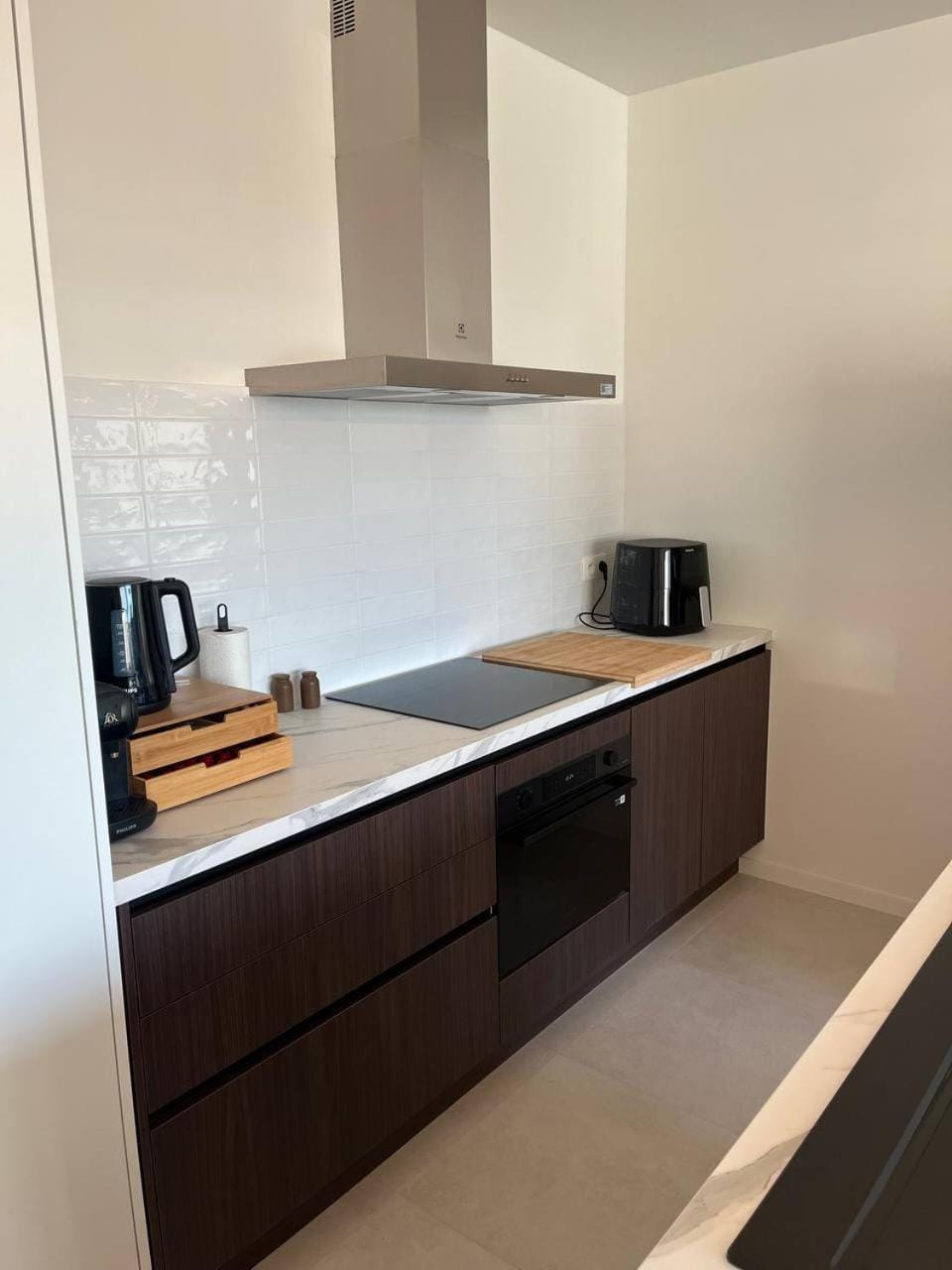 Coffee/tea facilities, Kitchen or kitchenette, stove