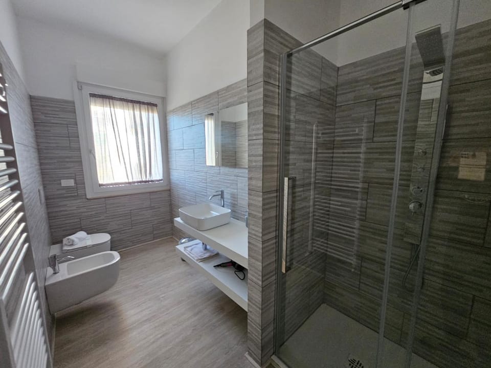 Shower, Toilet, Bathroom, bidet, towels
