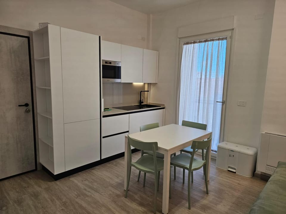 Kitchen or kitchenette, Dining area, stove