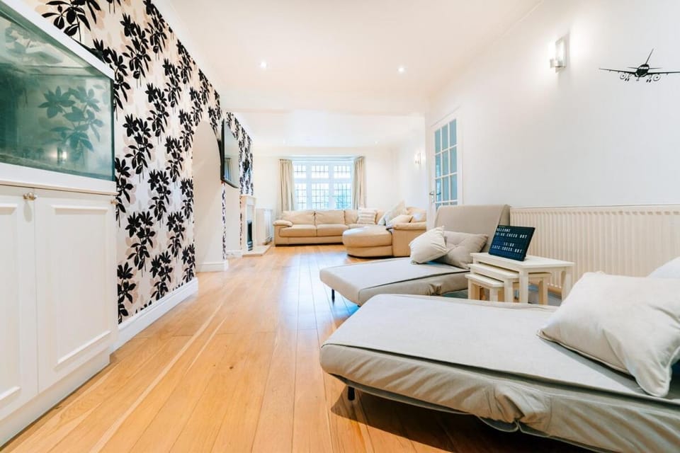 Three Bedroom House by Brookland Stays Serviced Accommodation Short Lets Feltham with Free WiFi Apartment in London Borough of Hounslow