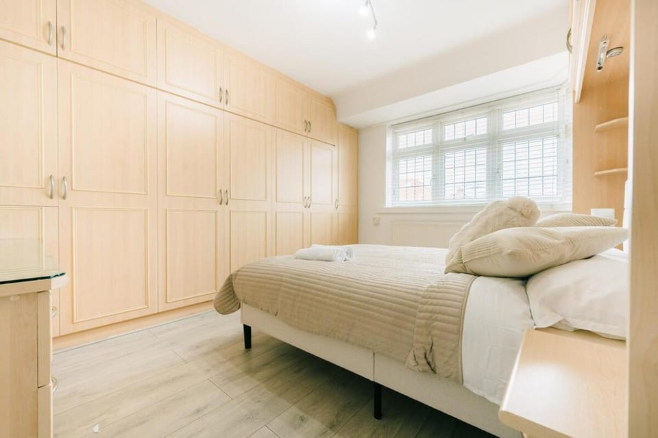 Three Bedroom House by Brookland Stays Serviced Accommodation Short Lets Feltham with Free WiFi Apartment in London Borough of Hounslow