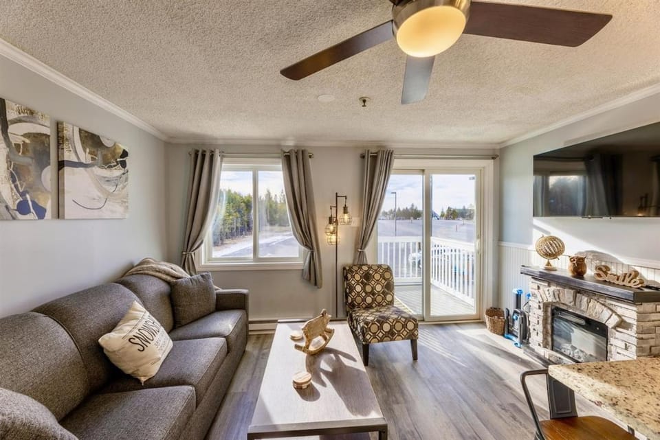 Snowshoe Ski In Ski Out Renovated 2BR Apartment in Snowshoe
