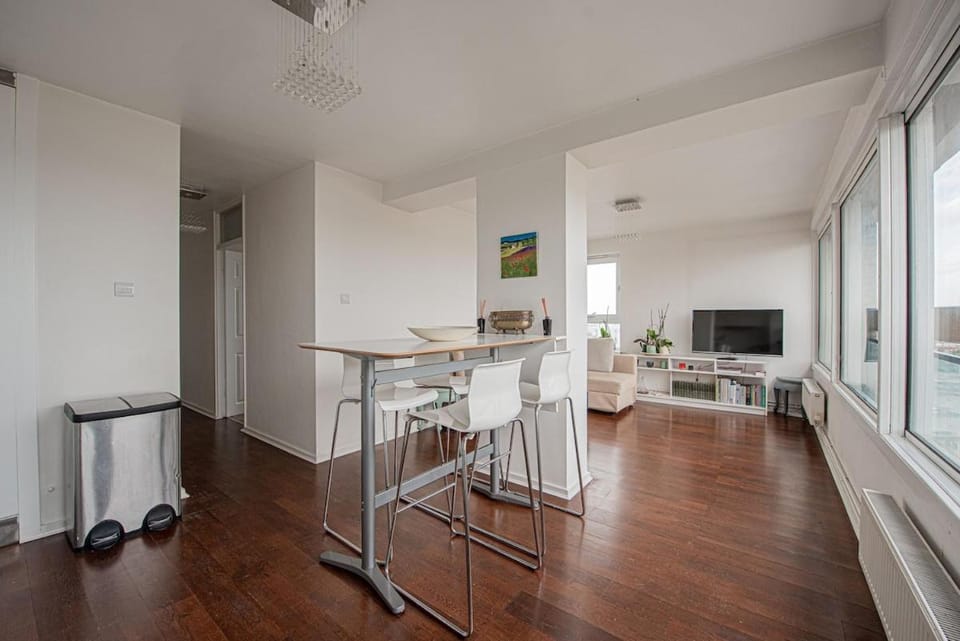 Cosy Battersea 2 Bedroom Flat with Skyline Views Apartment in London