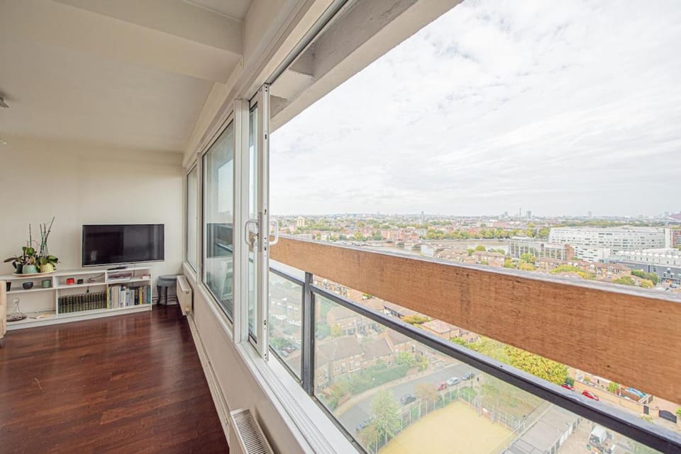 Cosy Battersea 2 Bedroom Flat with Skyline Views Apartment in London