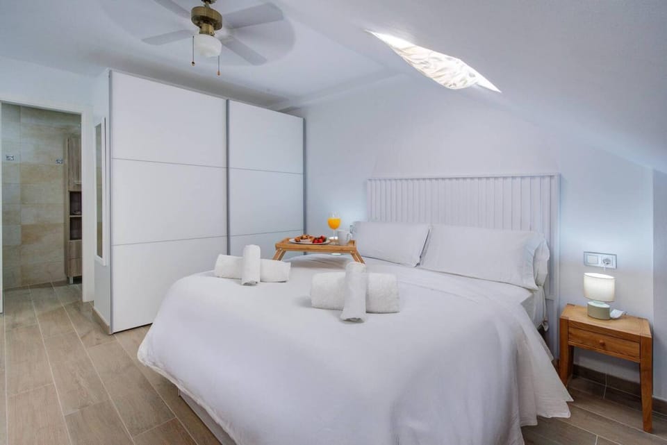 Home4U San Antonio - 1 min Walk to Beach Apartment in Estepona