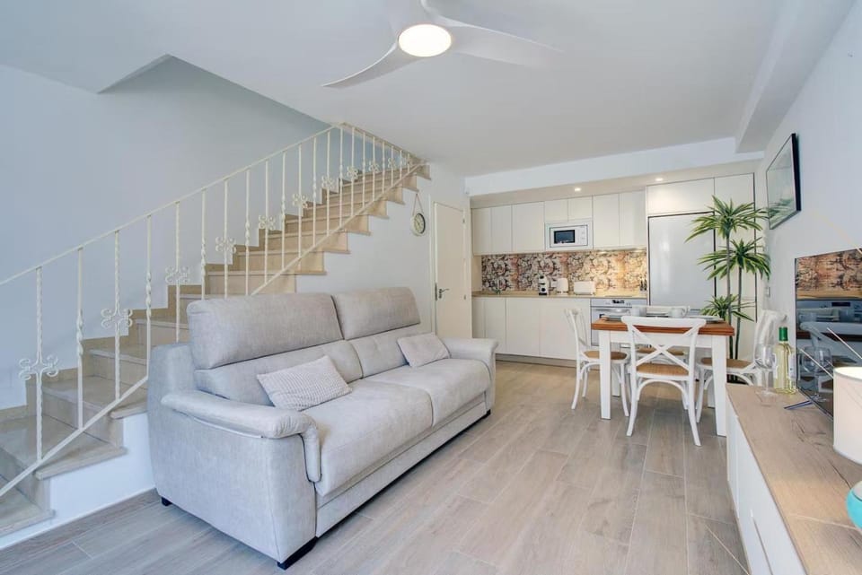 Home4U San Antonio - 1 min Walk to Beach Apartment in Estepona
