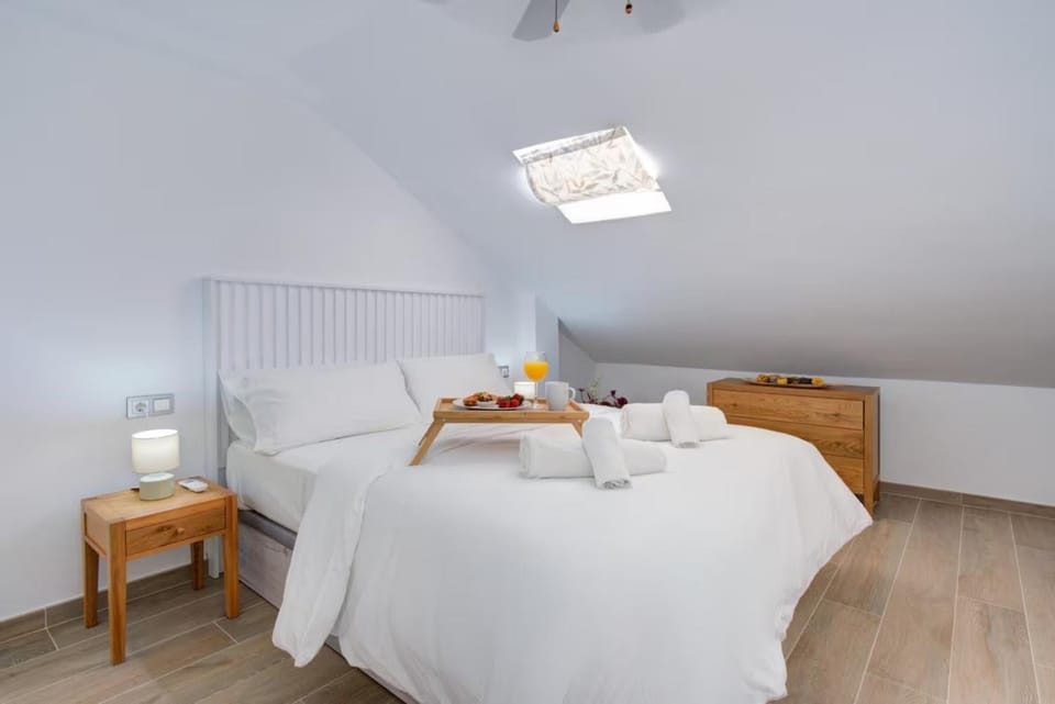 Home4U San Antonio - 1 min Walk to Beach Apartment in Estepona