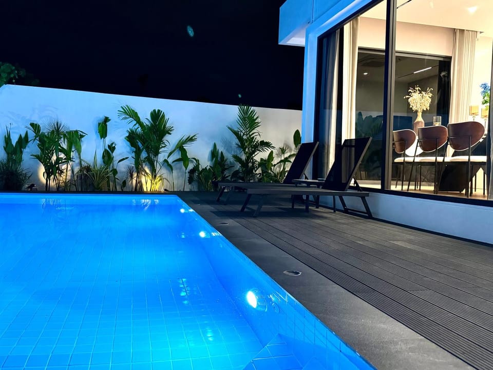 Night, Pool view, Swimming pool, sunbed