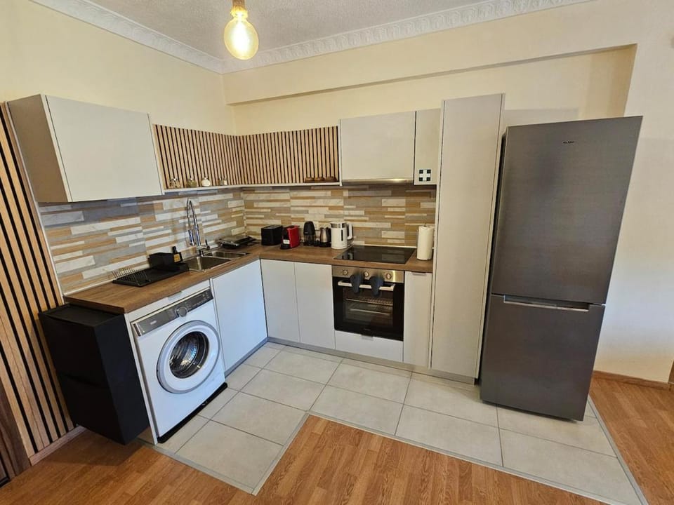 Coffee/tea facilities, Kitchen or kitchenette, oven, stove, toaster, washing machine
