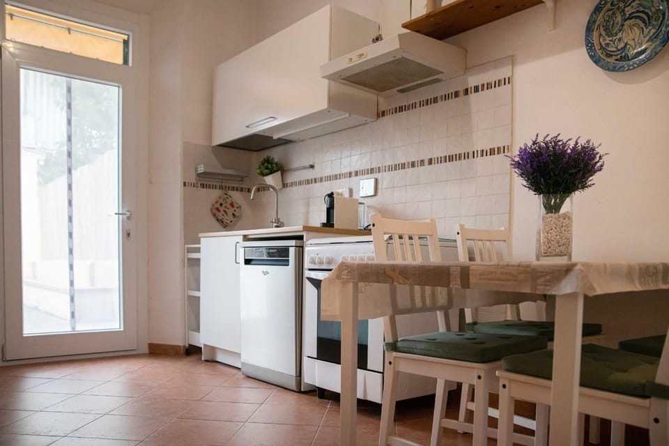 Property building, Kitchen or kitchenette, Living room