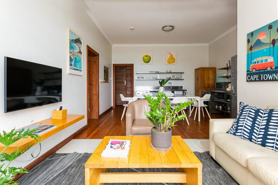 TV and multimedia, Kitchen or kitchenette, Living room, Seating area, Dining area