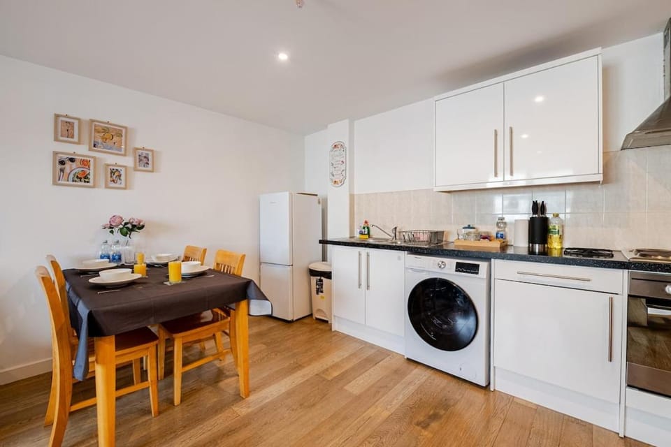 Modern Apartment overlooking Andover High Street Apartment in Andover