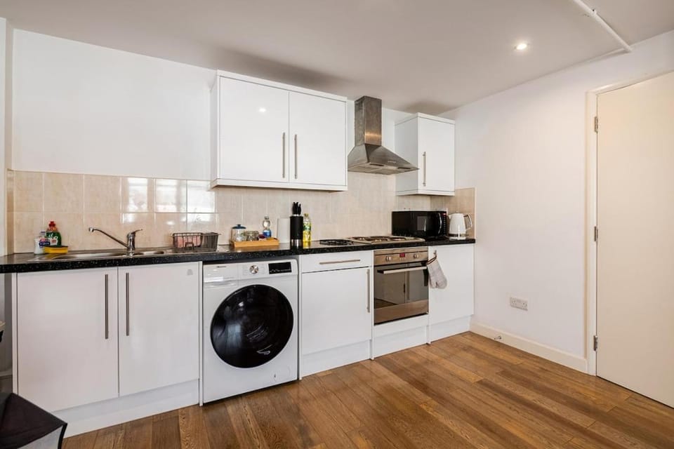 Modern Apartment overlooking Andover High Street Apartment in Andover