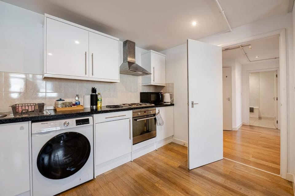 Modern Apartment overlooking Andover High Street Apartment in Andover