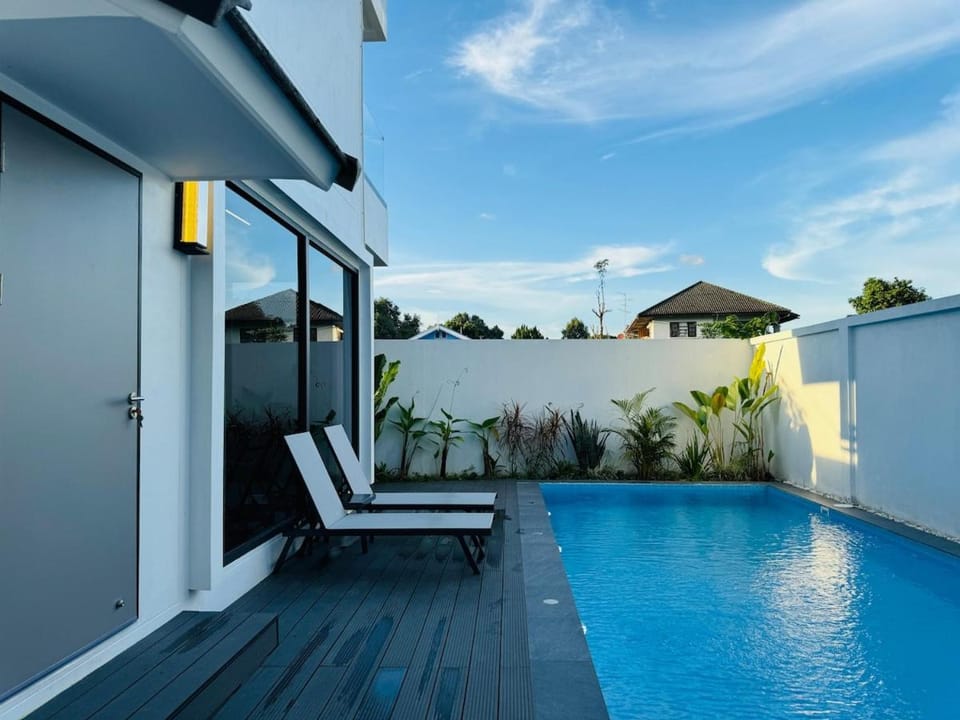 Pool view, Swimming pool, sunbed