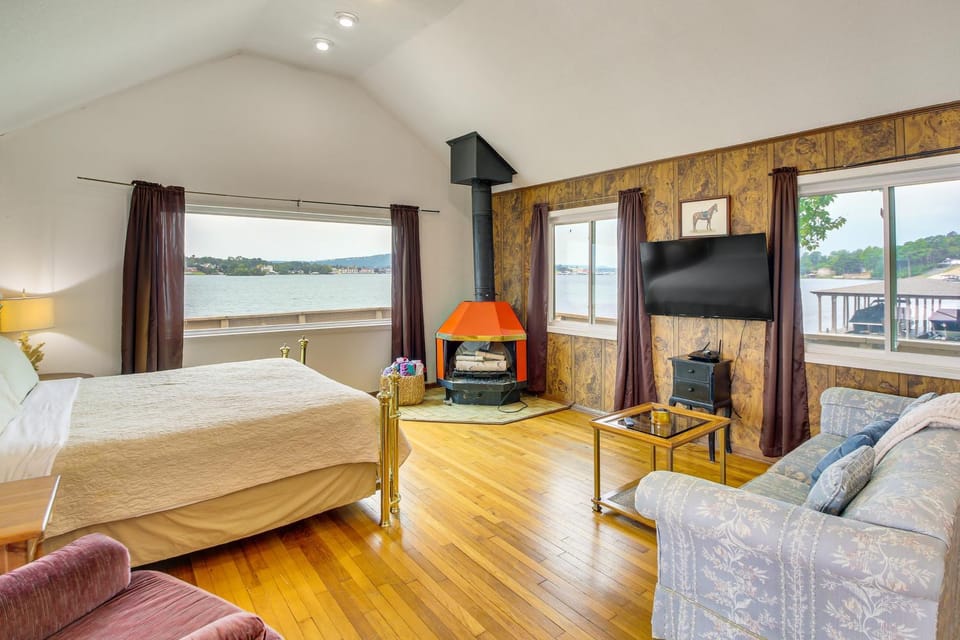 Shared Dock, Lake Hamilton Views: Waterfront Abode Apartment in Hot Springs