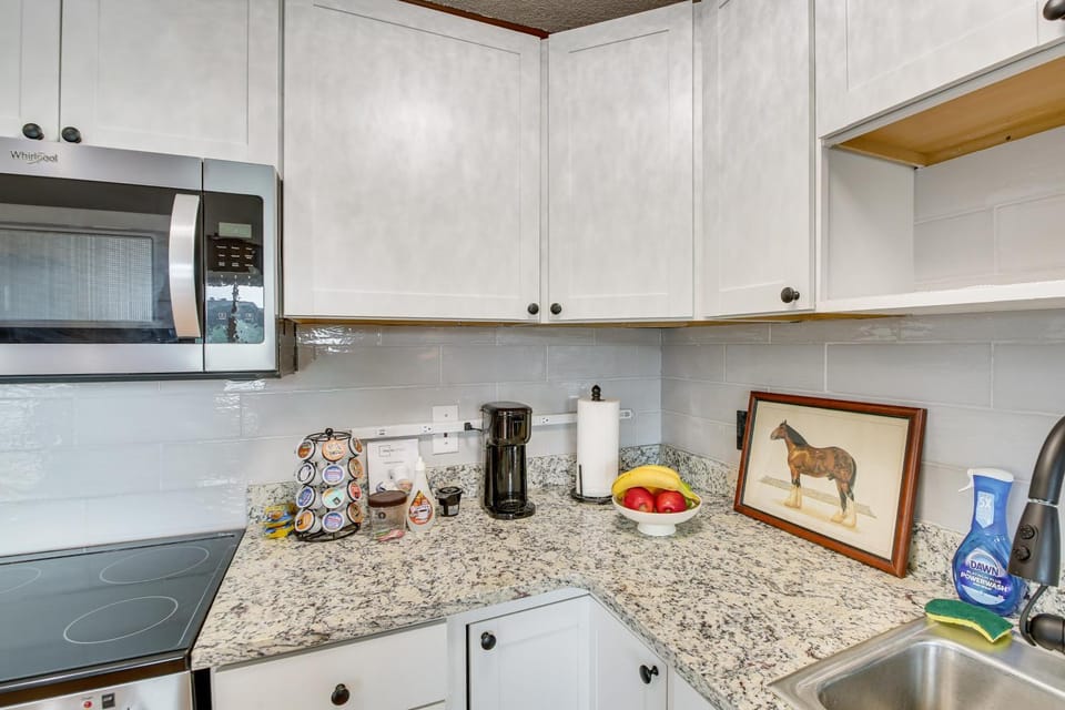 Shared Dock, Lake Hamilton Views: Waterfront Abode Apartment in Hot Springs