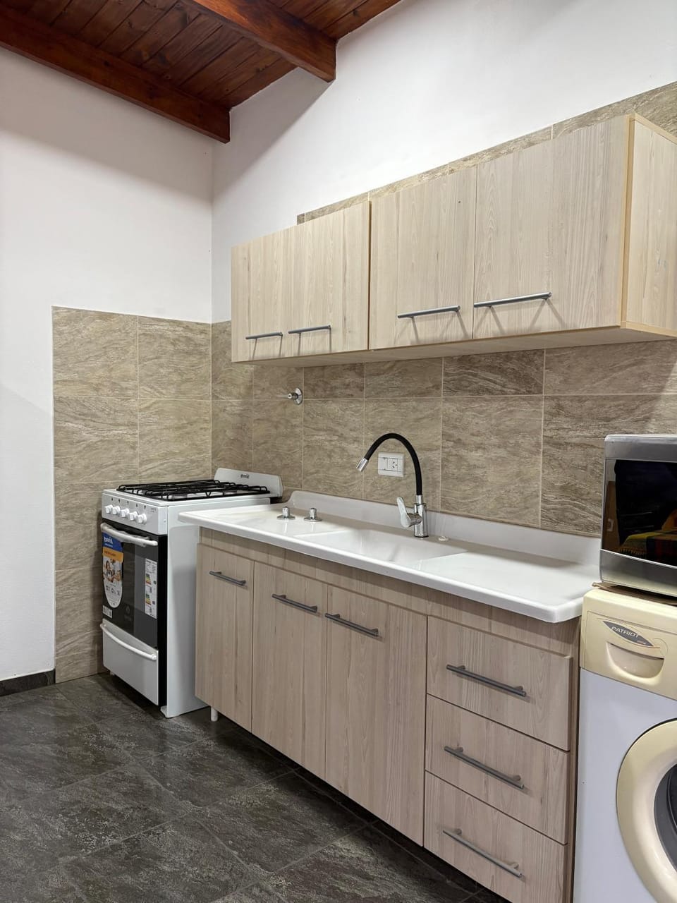 Kitchen or kitchenette, oven, washing machine