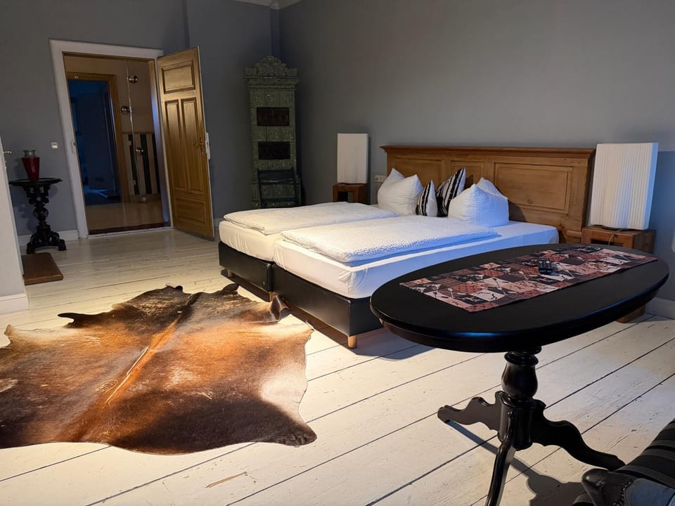 Bed, Photo of the whole room, Bedroom, Street view
