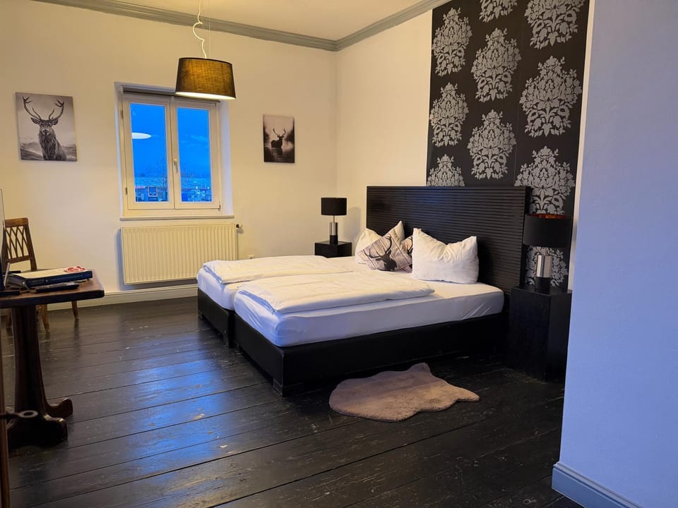 Bed, Photo of the whole room, Bedroom, Street view, towels