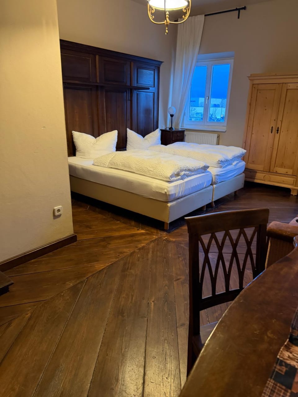 Bed, Photo of the whole room, Street view, towels