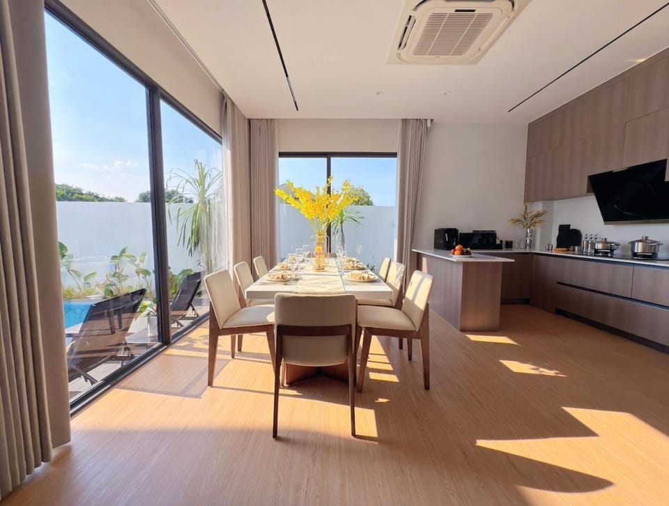 Kitchen or kitchenette, Dining area