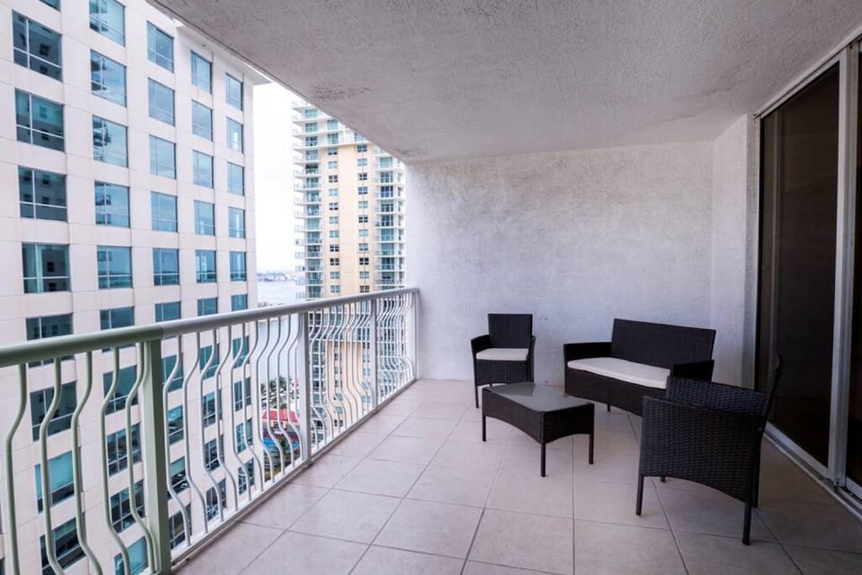 2 BR Apt , free parking House in Brickell