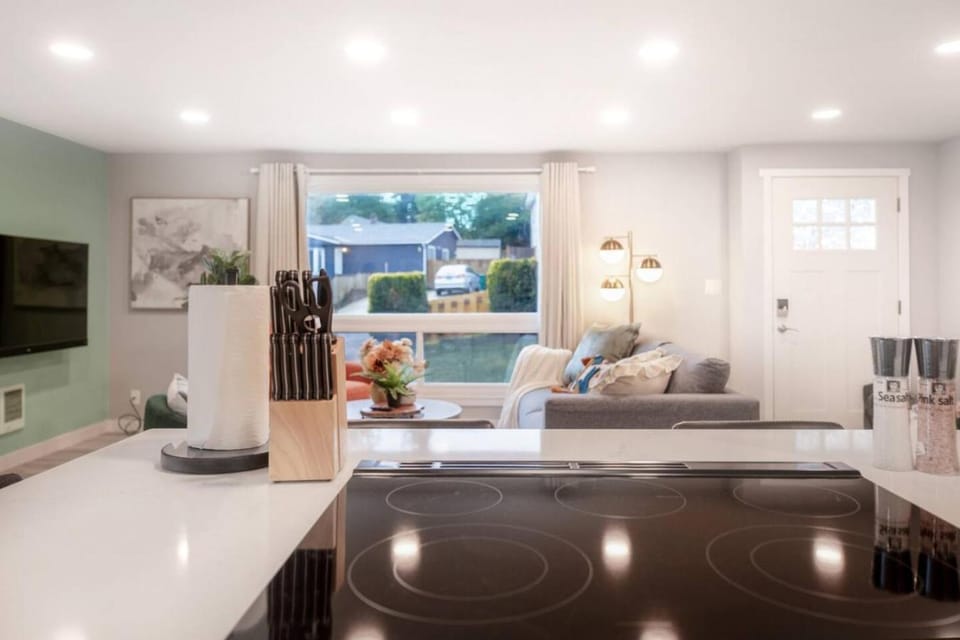 TV and multimedia, Kitchen or kitchenette, Living room, Seating area