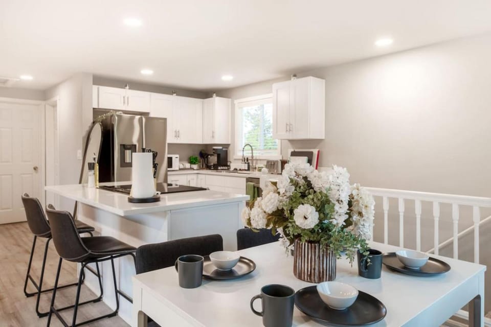 Coffee/tea facilities, Kitchen or kitchenette, Dining area, stove