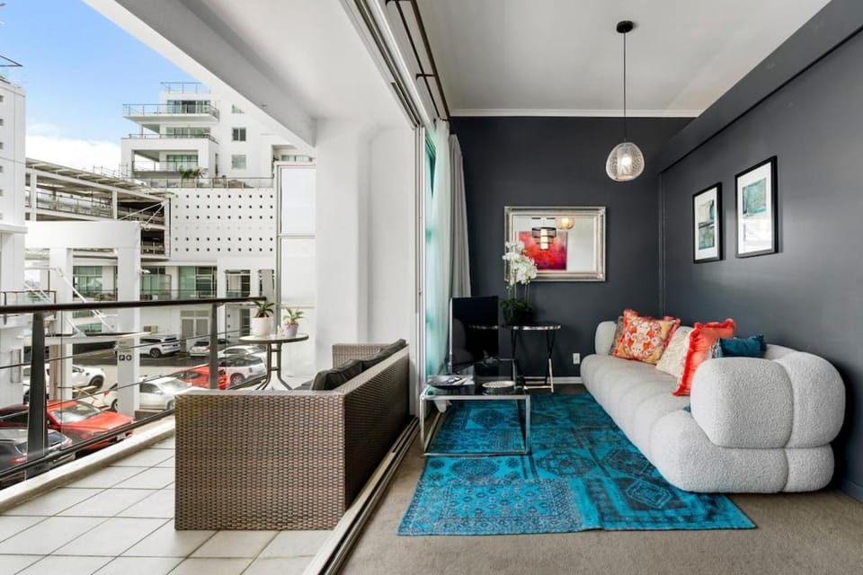 Sleek Waterfront Escape on Princes Wharf + Carpark Apartment in Auckland