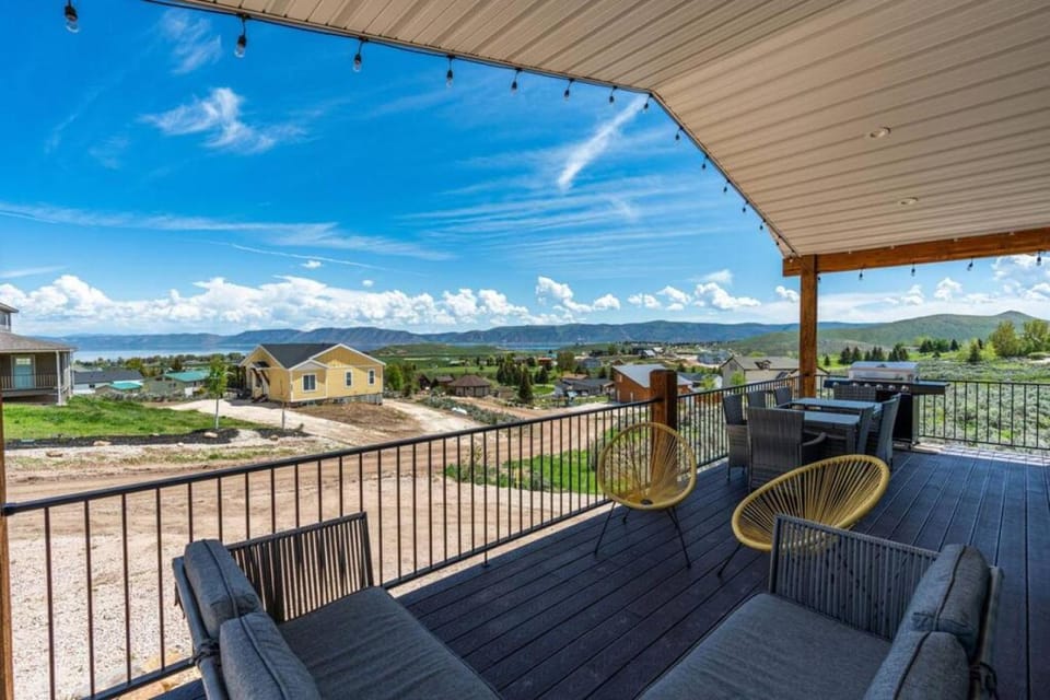 Bear Lake Getaway - Private Hot Tub, Views, Ideal Beach, Ping-Pong House in Garden City