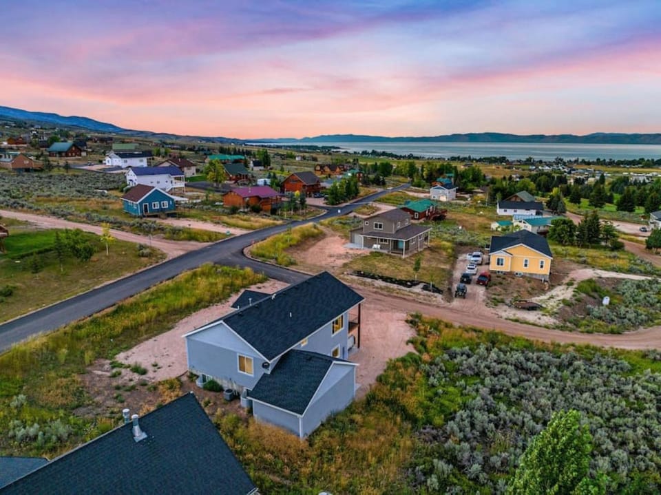 Bear Lake Getaway - Private Hot Tub, Views, Ideal Beach, Ping-Pong House in Garden City