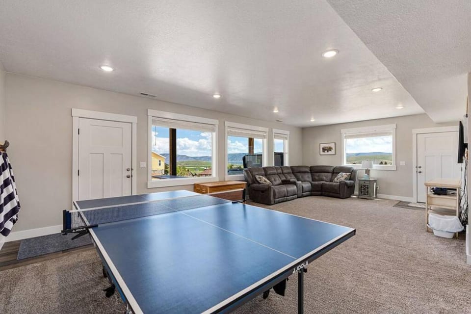 Bear Lake Getaway - Private Hot Tub, Views, Ideal Beach, Ping-Pong House in Garden City