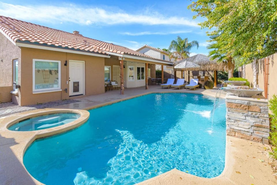 Property building, Patio, Day, Pool view, Swimming pool, sunbed