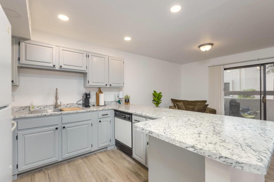 Coffee/tea facilities, Kitchen or kitchenette, dishwasher, minibar
