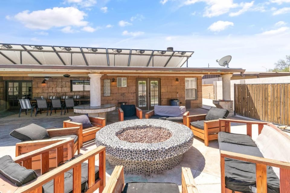 Property building, Patio, Day, BBQ facilities, Seating area, Dining area, sunbed