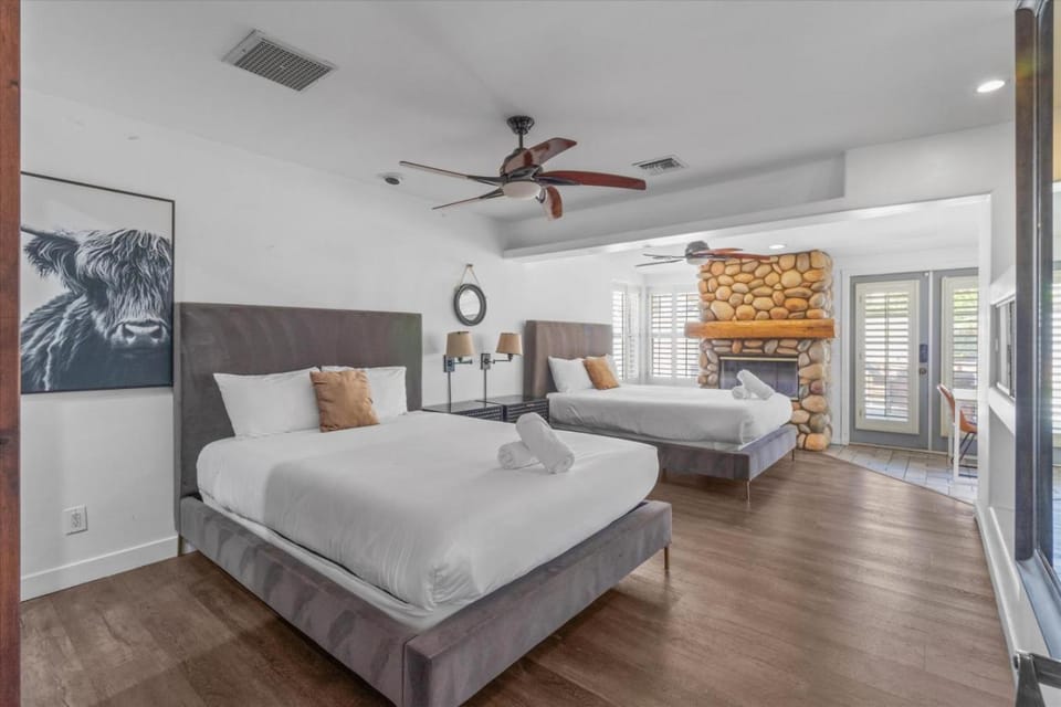 Bed, Photo of the whole room, Bedroom, fireplace