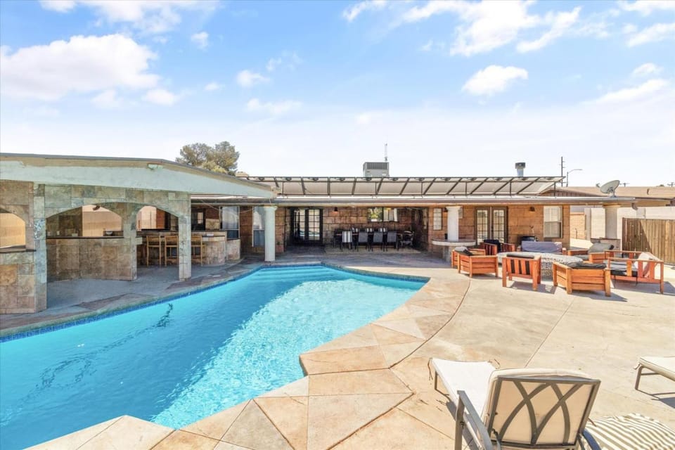 Property building, Patio, Day, Pool view, Swimming pool, sunbed