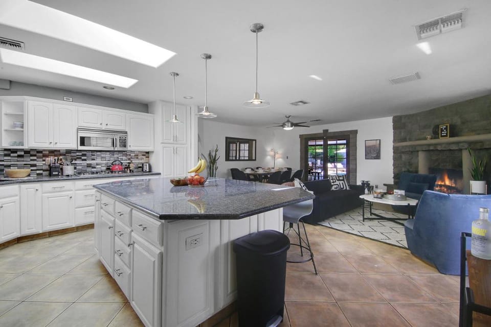 Kitchen or kitchenette, Living room, Seating area, Dining area, minibar