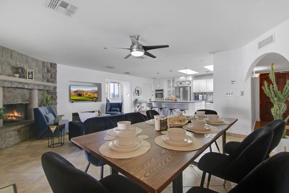 TV and multimedia, Kitchen or kitchenette, Living room, Seating area, Dining area, fireplace