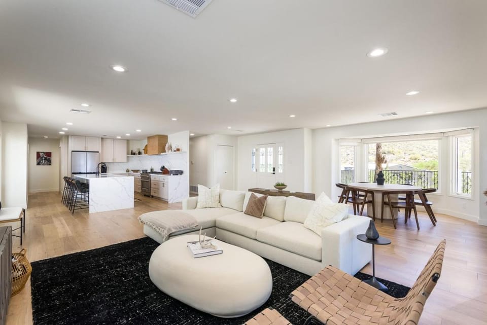Kitchen or kitchenette, Living room, Seating area, Dining area
