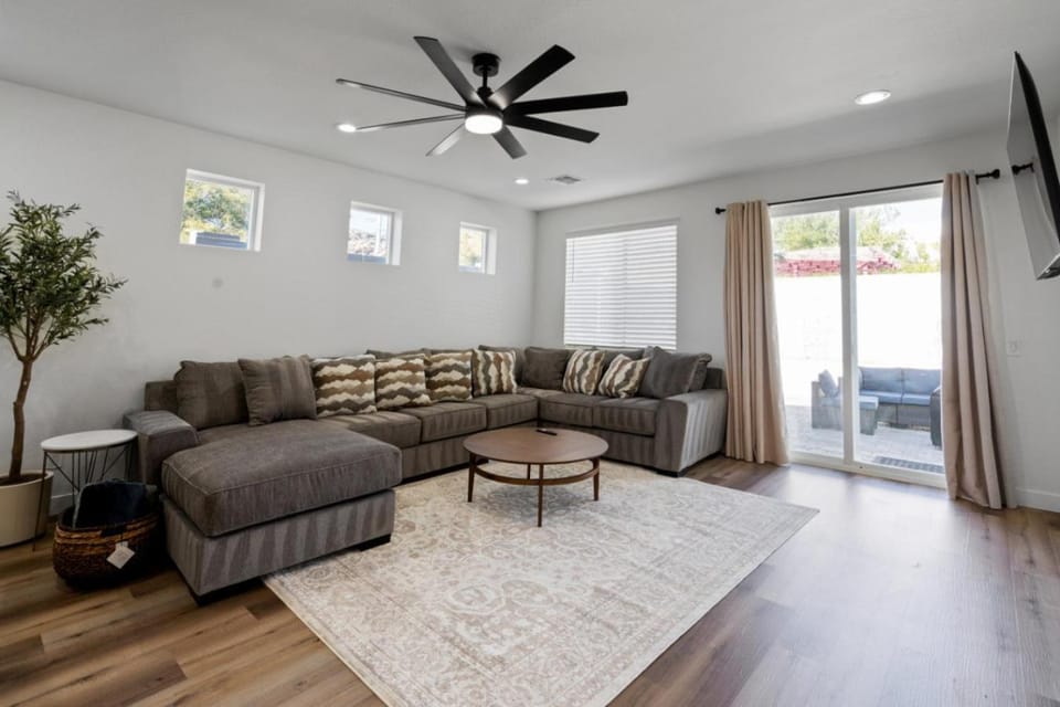 TV and multimedia, Living room, Decorative detail, Seating area