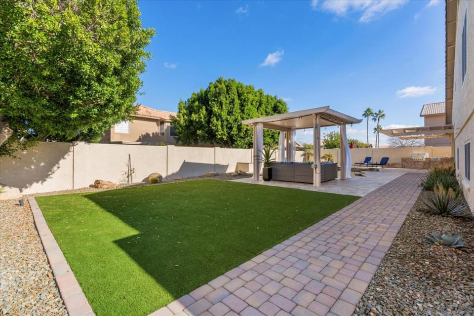 Property building, Patio, Day, Garden, Garden view, Pool view, Swimming pool, sunbed