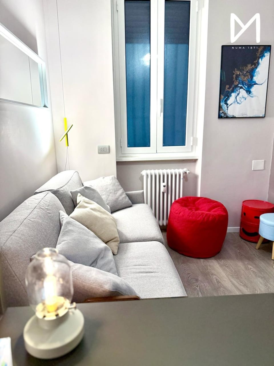 Bed, TV and multimedia, Seating area, air conditioner