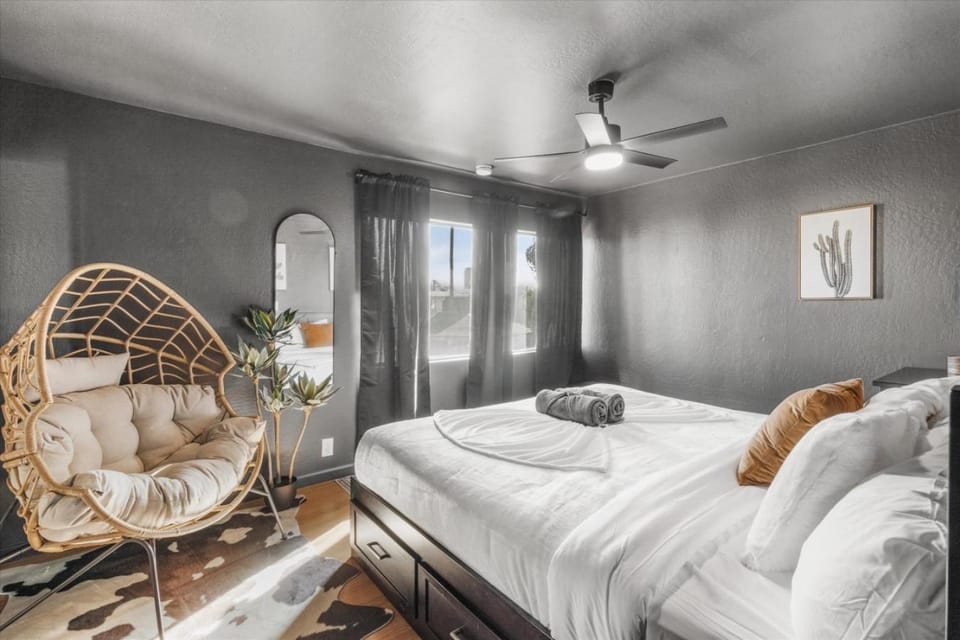 Bed, Photo of the whole room, Bedroom, towels
