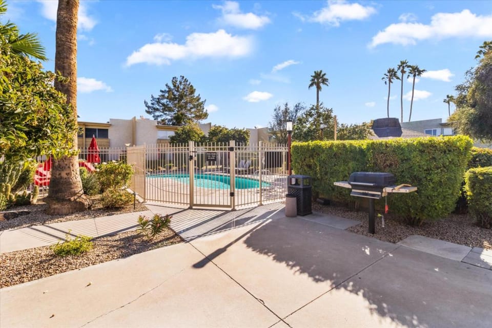 Property building, Day, Pool view, Swimming pool, sunbed