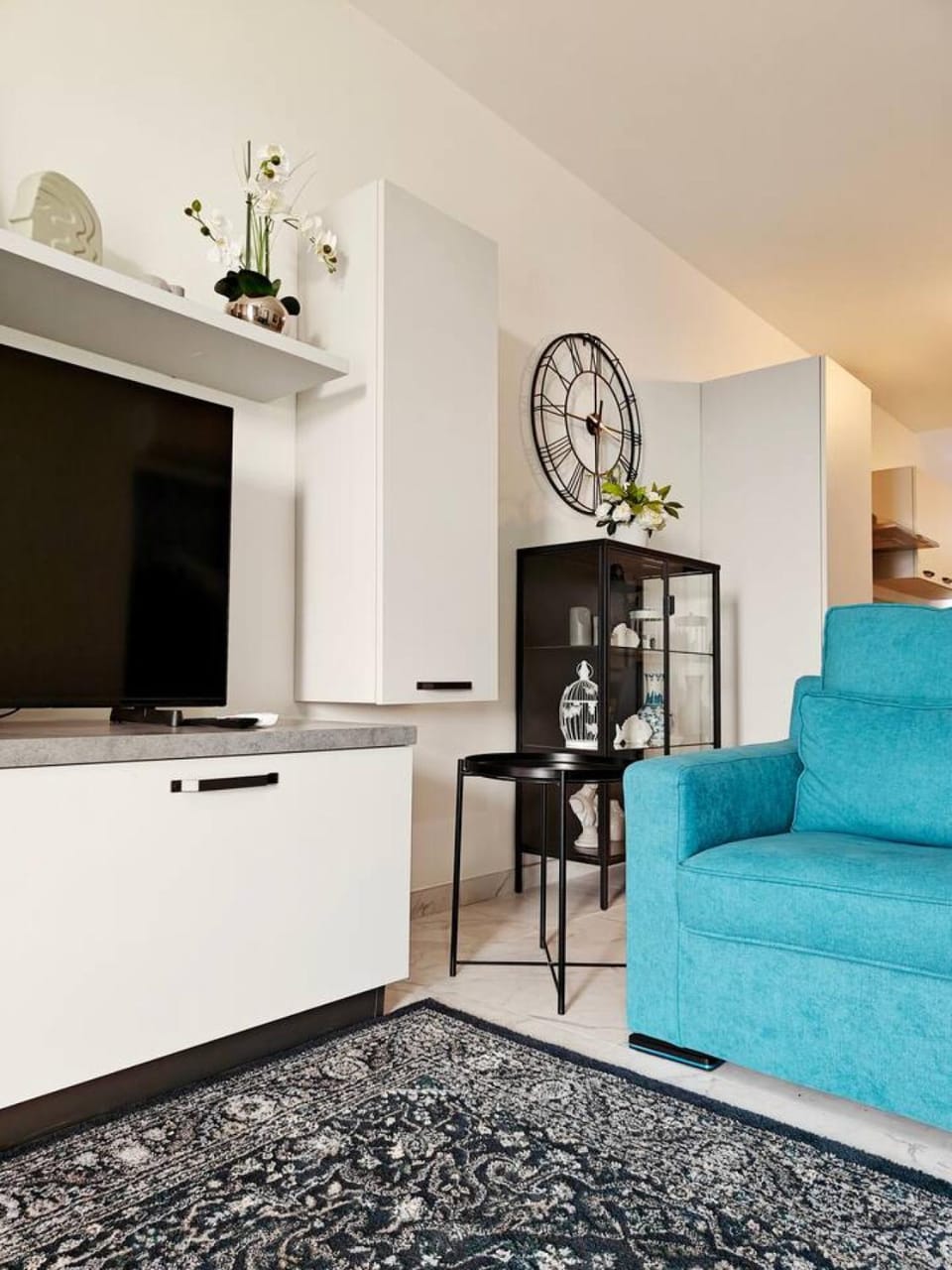 TV and multimedia, Living room, Decorative detail, Seating area