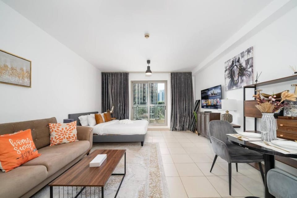 Bed, Photo of the whole room, Seating area, Dining area