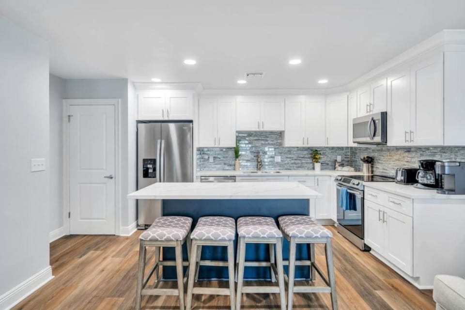Conveniently Located Contemporary 6 Bed 6 Bath 15 Min to Downtown Apartment in Metairie