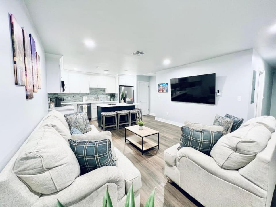 Conveniently Located Contemporary 6 Bed 6 Bath 15 Min to Downtown Apartment in Metairie